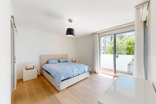 chambre avec inside property, sol en finition bois, wood finish floor, accès à l'extérieur, et cloison sèche