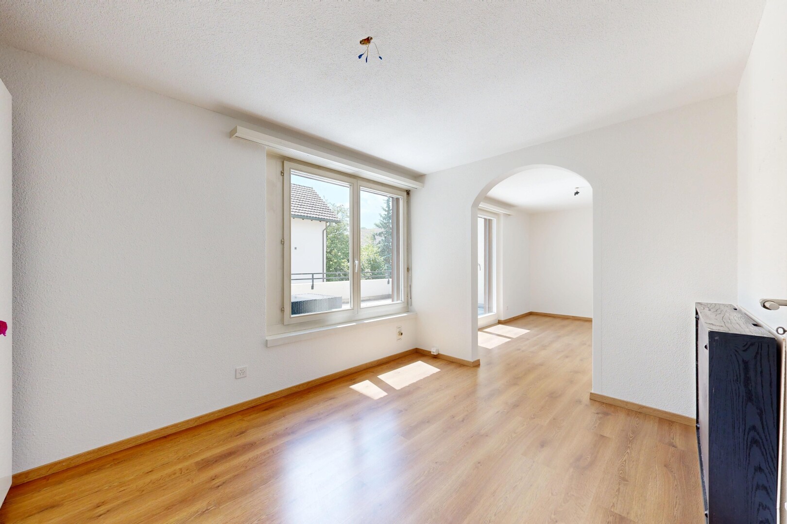 leerer raum mit gewölbte gehwege, light floor, wood finish floor, holzfußboden, und natural light