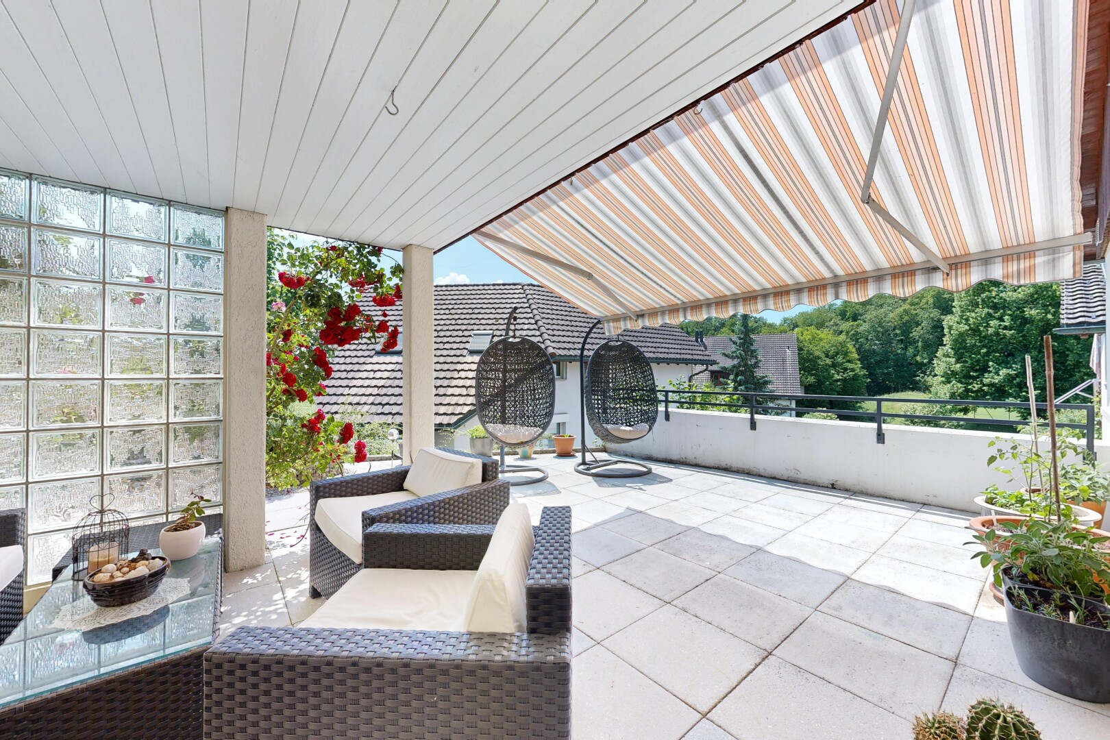 terrasse mit markise und wohnraum im freien