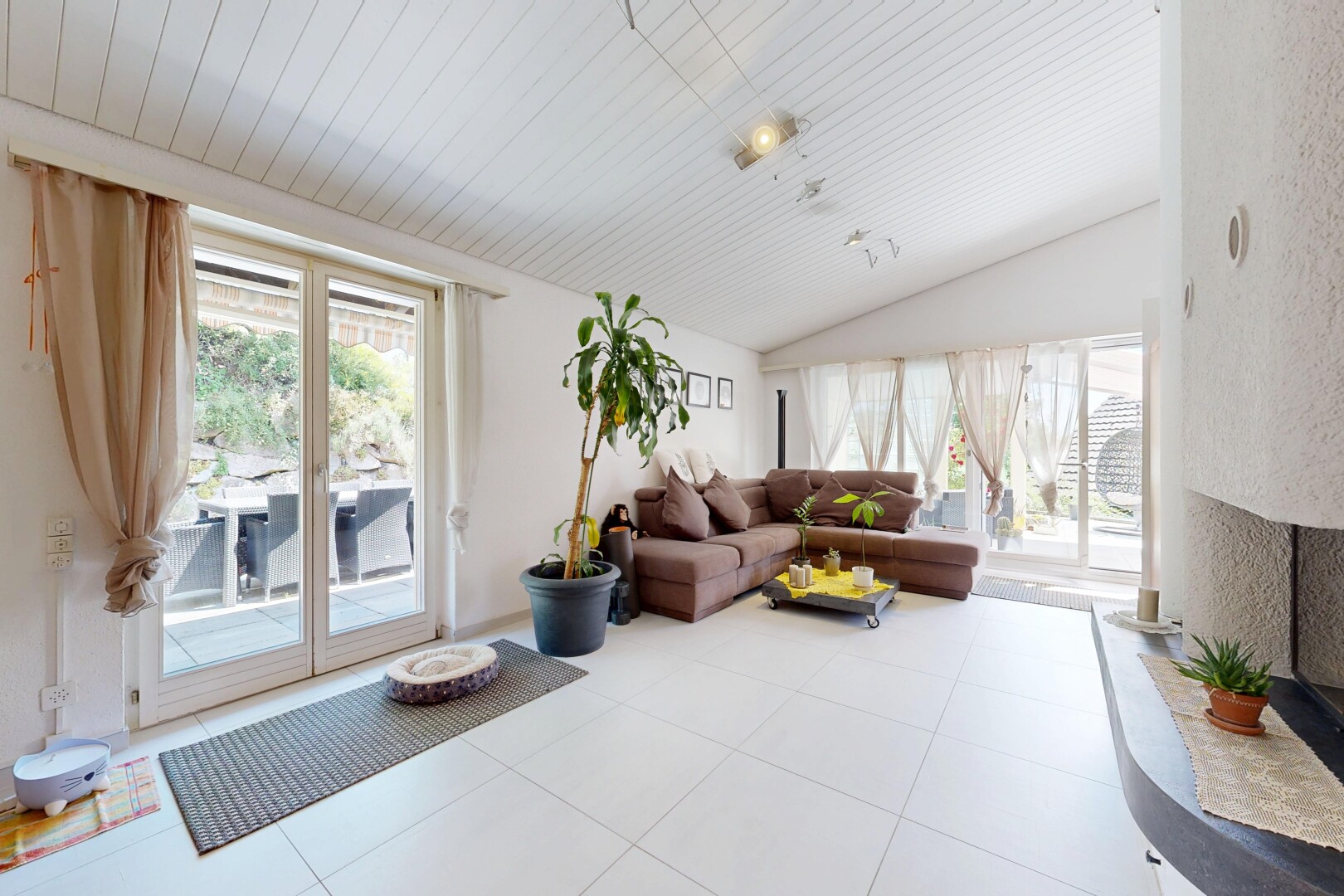 wohnzimmer mit inside property, natural light, natürliches licht, light floor, und tile floor