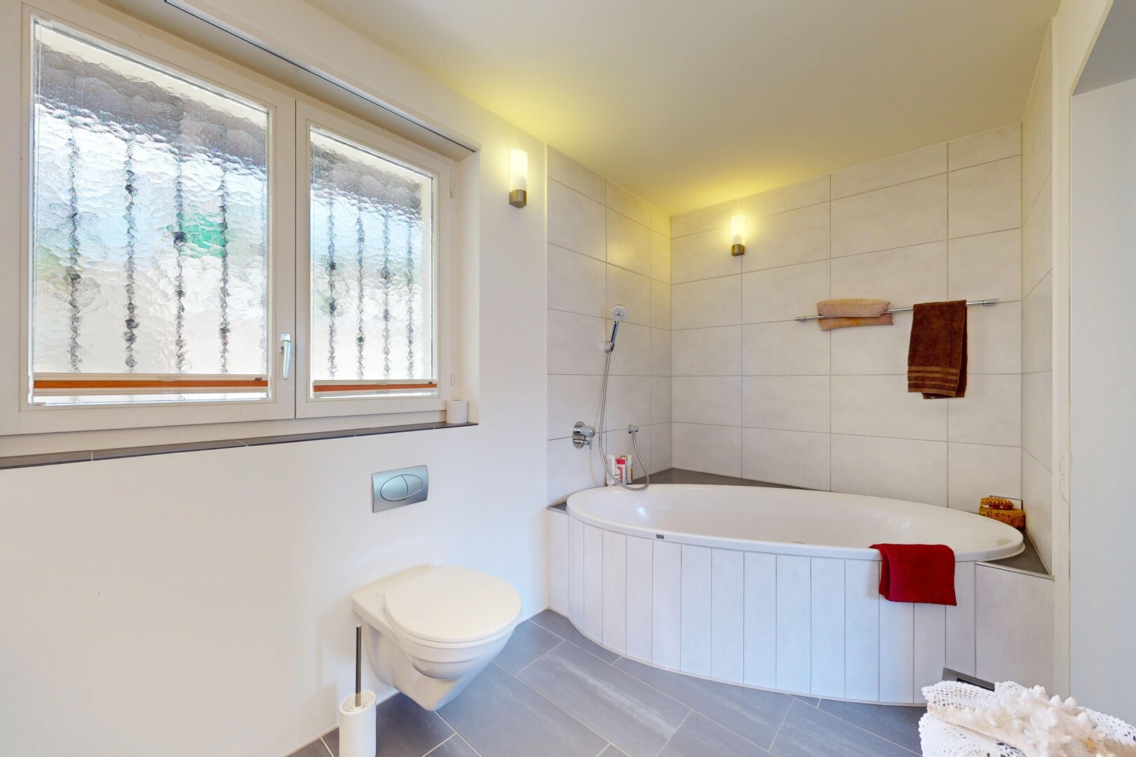 bad mit komplettes badezimmer, bad, natürliches licht, natural light, und inside property