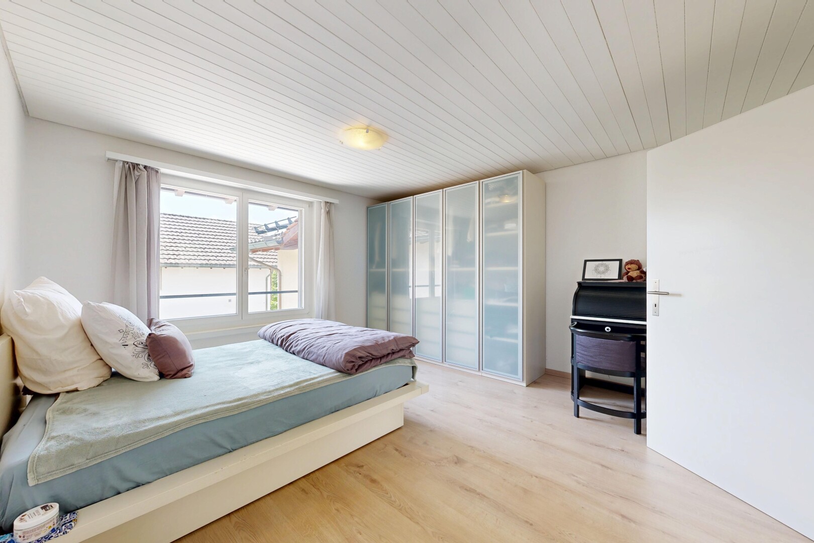 zimmer / schlafzimmer mit holzfußboden, wood finish floor, natürliches licht, natural light, und gipskartonwand