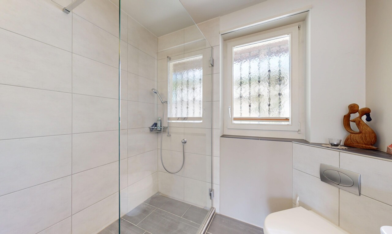 bad mit dusche, komplettes badezimmer, inside property, natürliches licht, und natural light