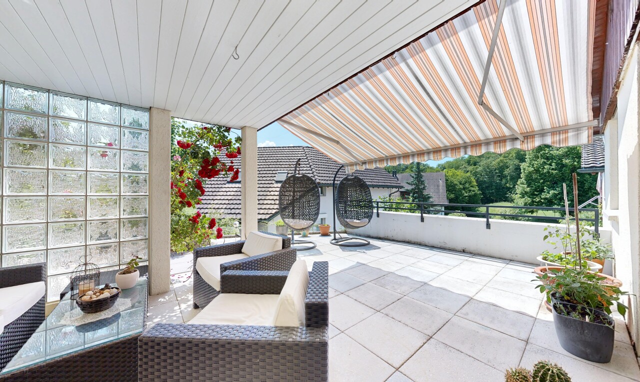 terrasse mit markise und wohnraum im freien