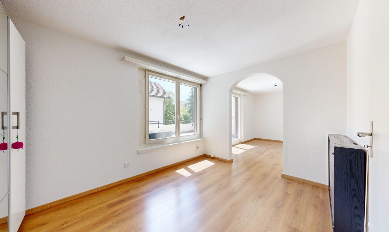 leerer raum mit gewölbte gehwege, light floor, wood finish floor, holzfußboden, und natural light