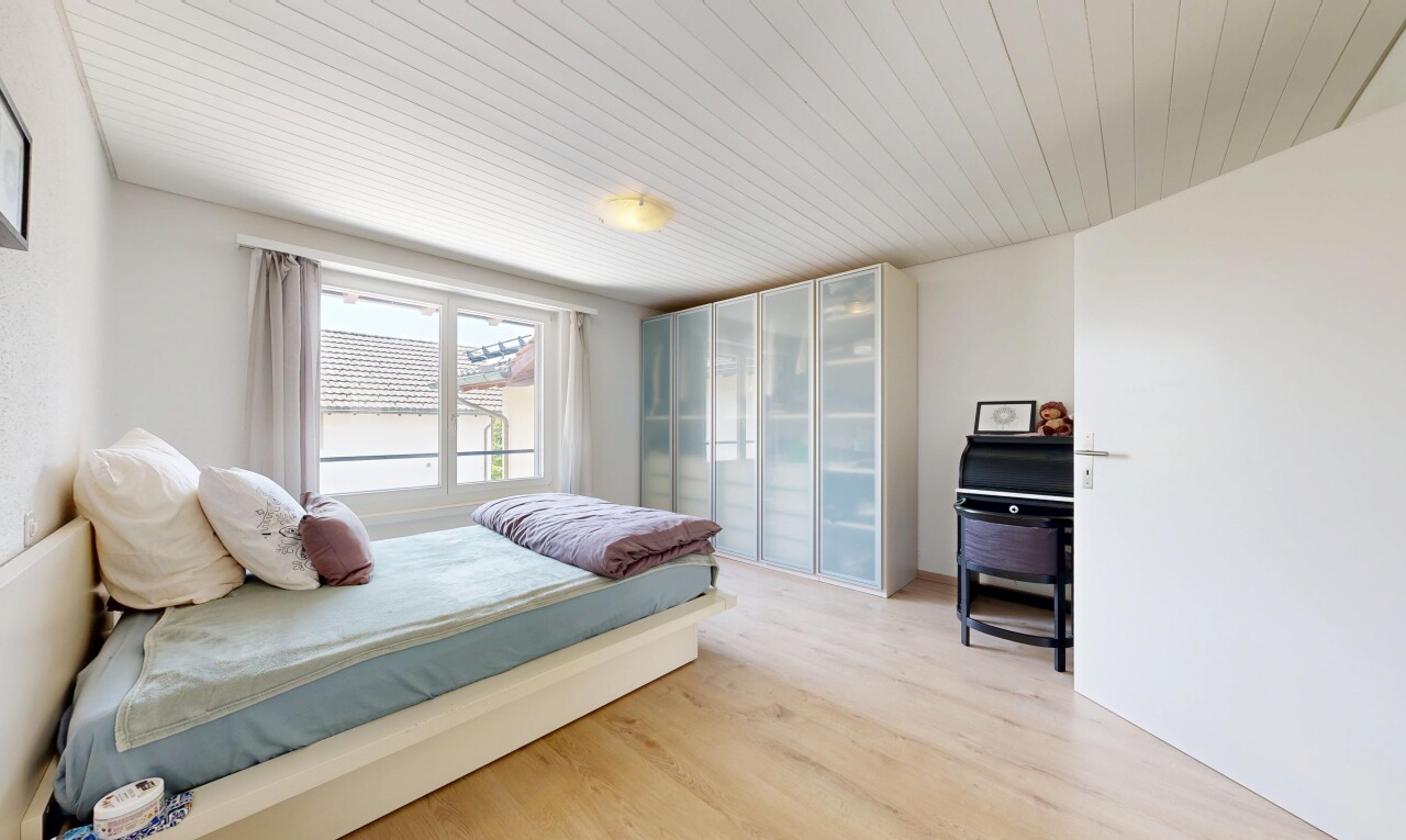 zimmer / schlafzimmer mit holzfußboden, wood finish floor, natürliches licht, natural light, und gipskartonwand