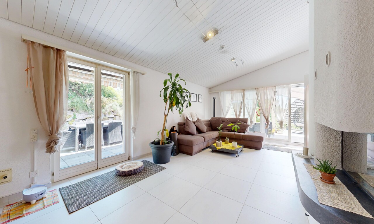 wohnzimmer mit inside property, natural light, natürliches licht, light floor, und tile floor