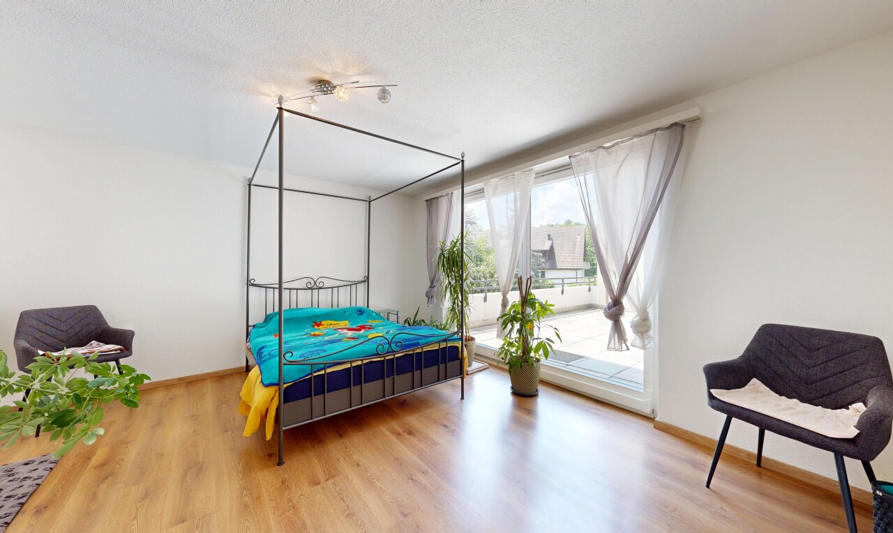 zimmer / schlafzimmer mit holzfußboden, wood finish floor, gipskartonwand, drywall, und außenzugang