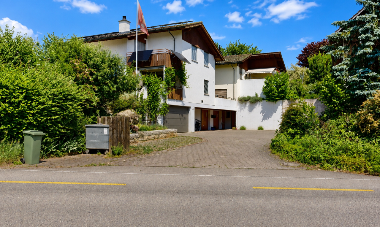 außenansicht mit balkon, stuckverkleidung, eingebaute garage, day time, und auffahrt