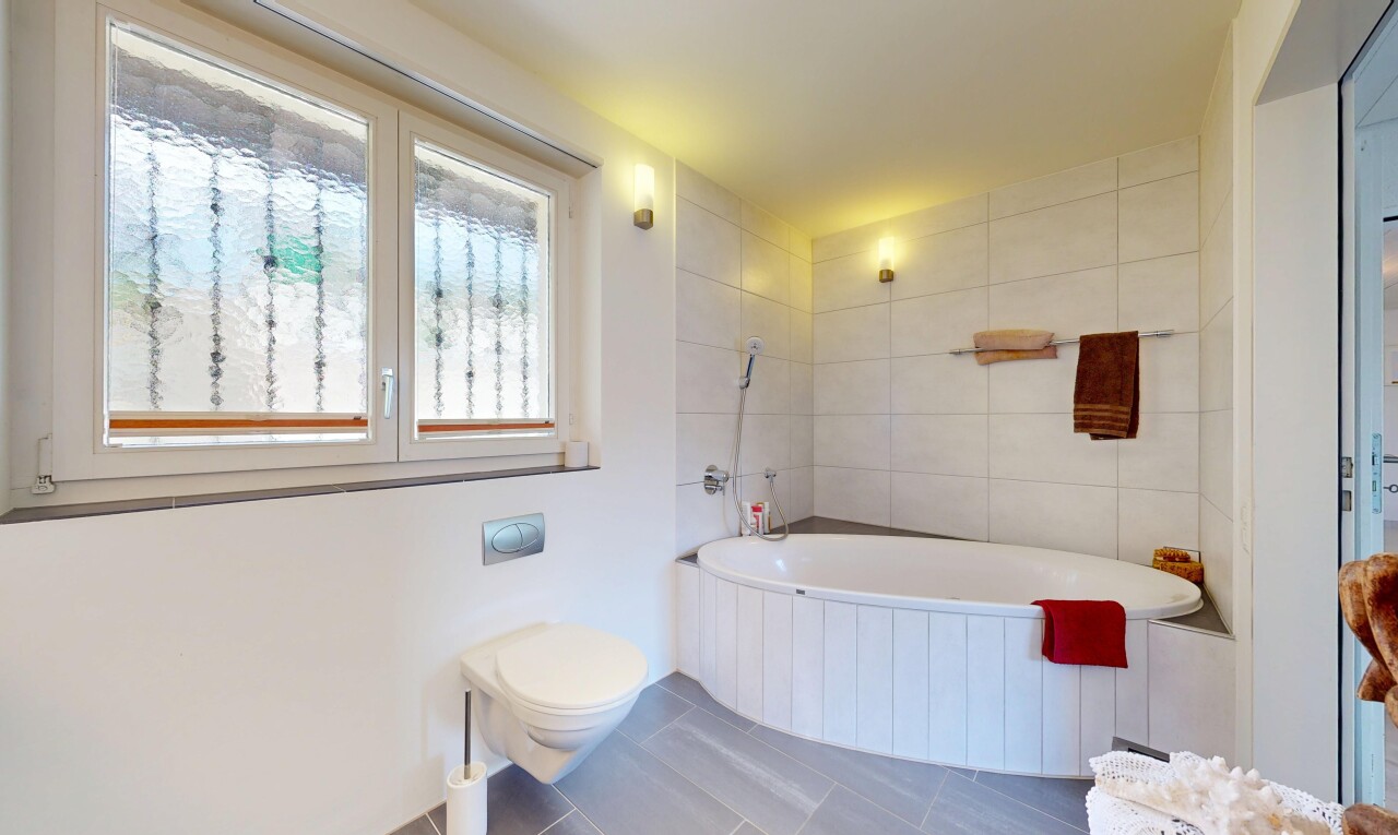 bad mit komplettes badezimmer, bad, natürliches licht, natural light, und inside property