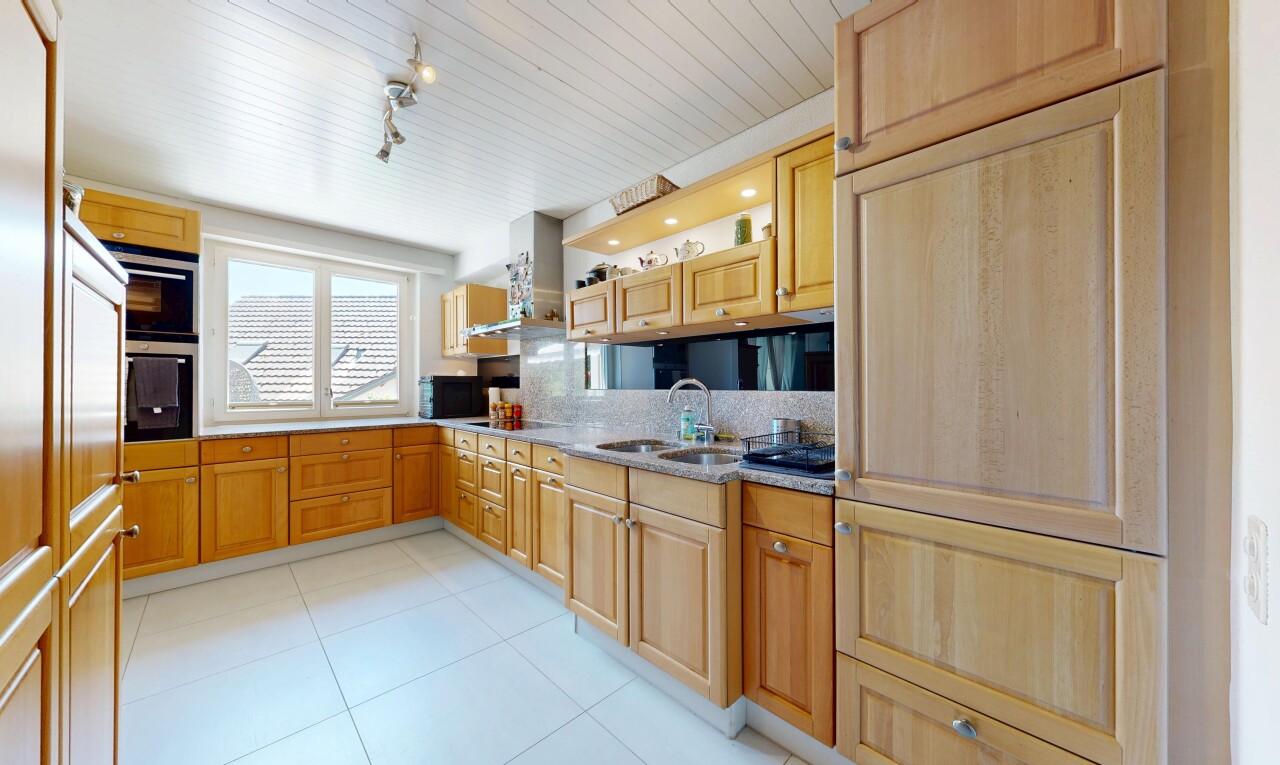 küche mit fliesenboden, tile floor, light floor, inside property, und light countertops