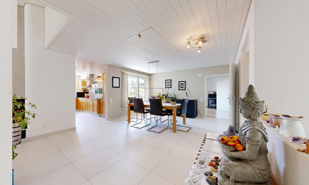 wohn- / esszimmer mit inside property, holzdecke, wood ceiling, natürliches licht, und natural light
