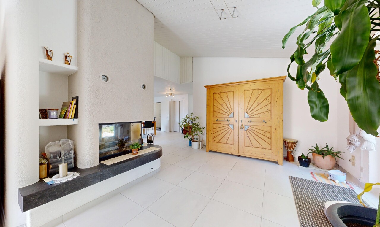 wohnzimmer mit inside property, drywall, gipskartonwand, kamin, und high ceiling