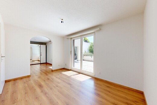 leerer raum mit gewölbte gehwege, gipskartonwand, drywall, inside property, und holzfußboden