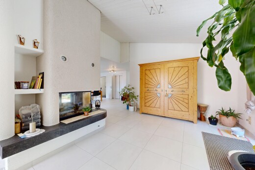 wohnzimmer mit inside property, drywall, gipskartonwand, kamin, und high ceiling