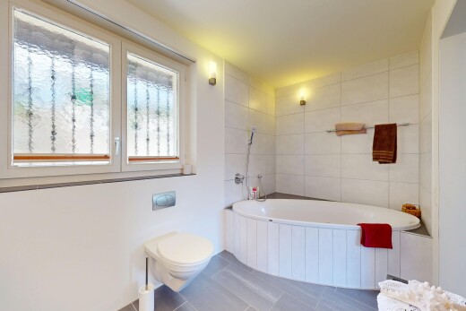 bad mit komplettes badezimmer, bad, natürliches licht, natural light, und inside property