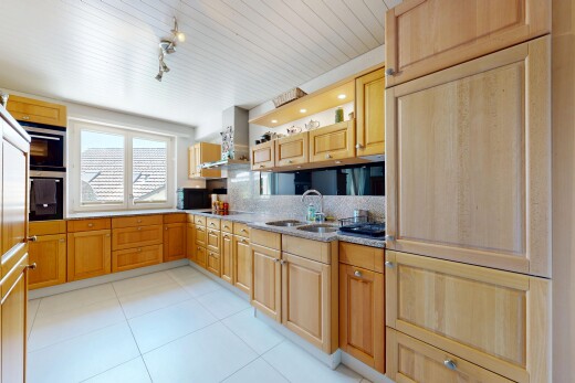 küche mit fliesenboden, tile floor, light floor, inside property, und light countertops