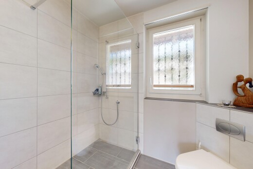 bad mit dusche, komplettes badezimmer, inside property, natürliches licht, und natural light