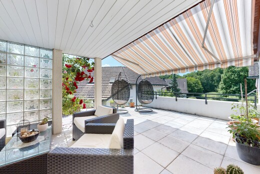 terrasse mit markise und wohnraum im freien