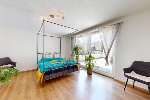 zimmer / schlafzimmer mit holzfußboden, wood finish floor, gipskartonwand, drywall, und außenzugang