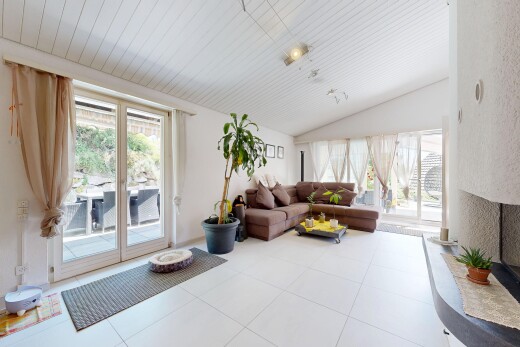 wohnzimmer mit inside property, natural light, natürliches licht, light floor, und tile floor