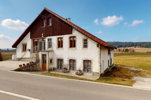 façade avec property visible, day time, balcon, et bardage en stuc