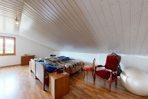 chambre avec pièce supplémentaire, wood finish floor, sol en finition bois, inside property, et low ceiling