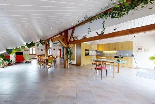 salle à manger avec inside property, lumière naturelle, natural light, plafond haut, et high ceiling