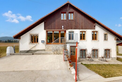 façade avec day time, property visible, bardage en bois, bardage vertical, et bardage en stuc