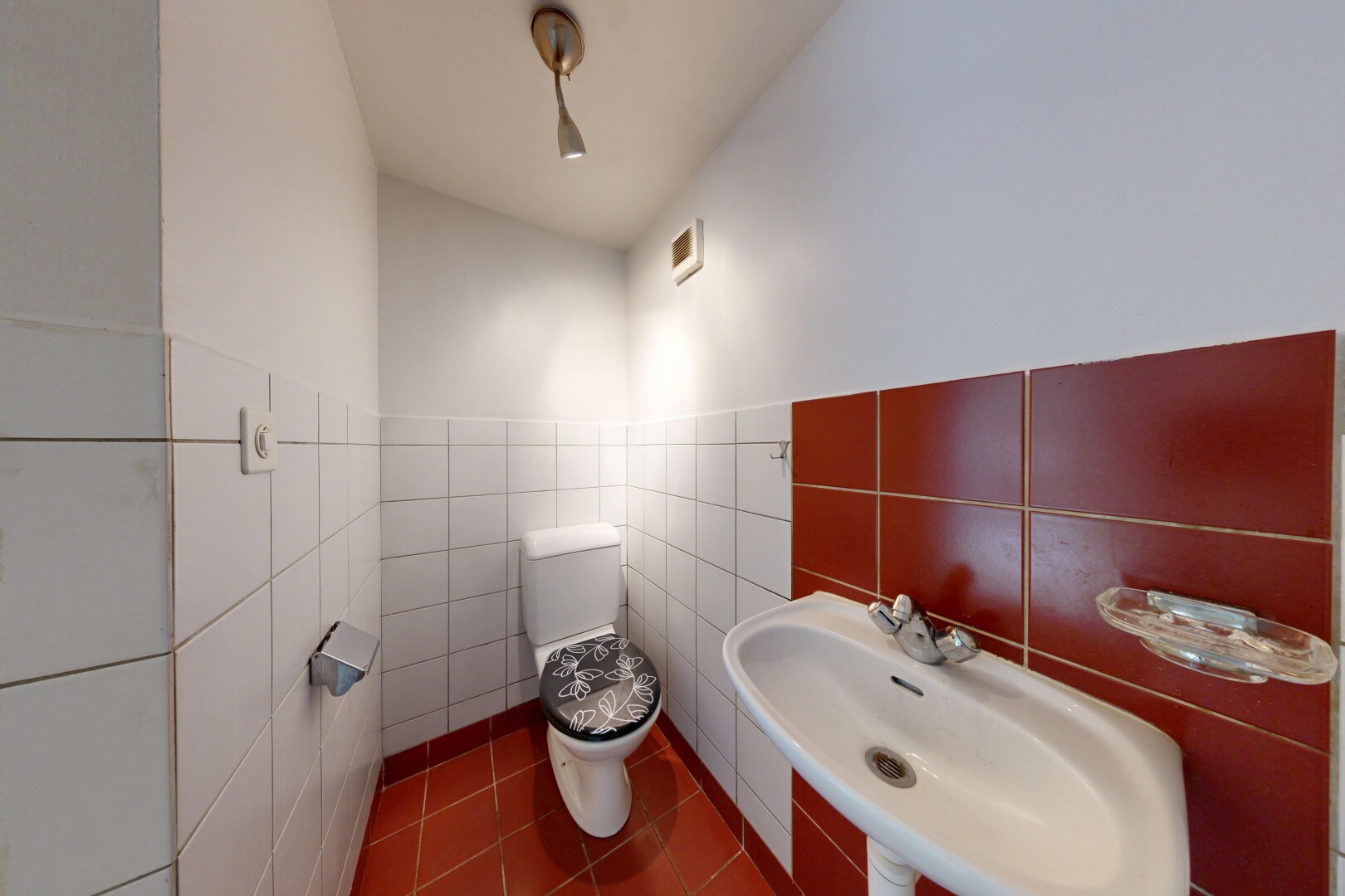 salle de bains avec toilette, évier, inside property, tile floor, et sol en carrelage
