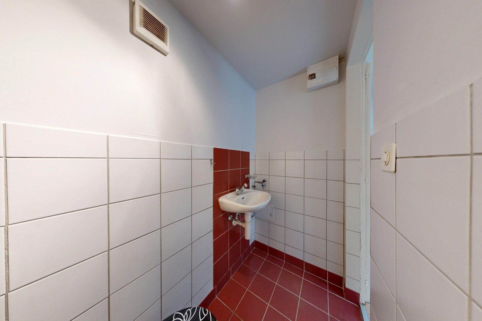 salle de bains avec inside property, drywall, cloison sèche, tile wall, et mur en carrelage