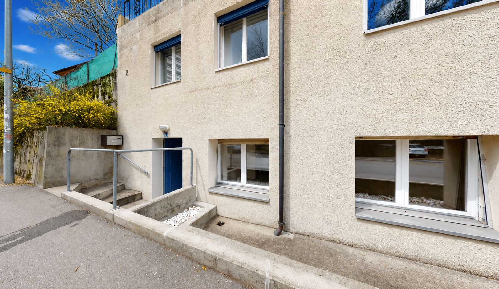 façade avec bardage en stuc, property visible, et day time