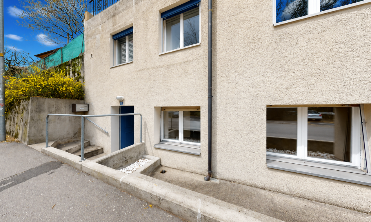 façade avec bardage en stuc, property visible, et day time