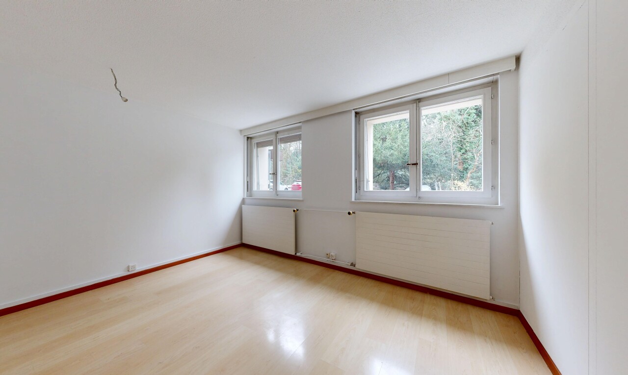 pièce vide avec inside property, radiateur, drywall, cloison sèche, et wood finish floor