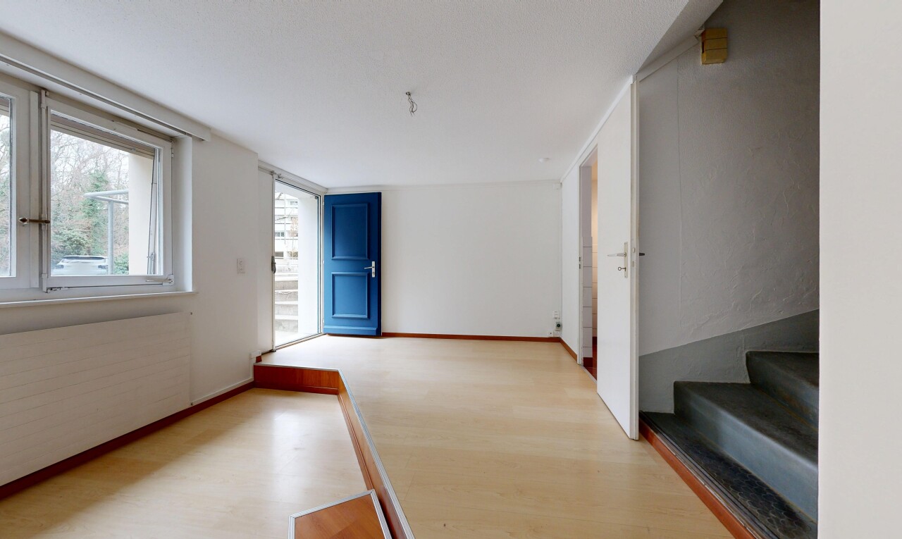 pièce vide avec wood finish floor, sol en finition bois, inside property, natural light, et lumière naturelle