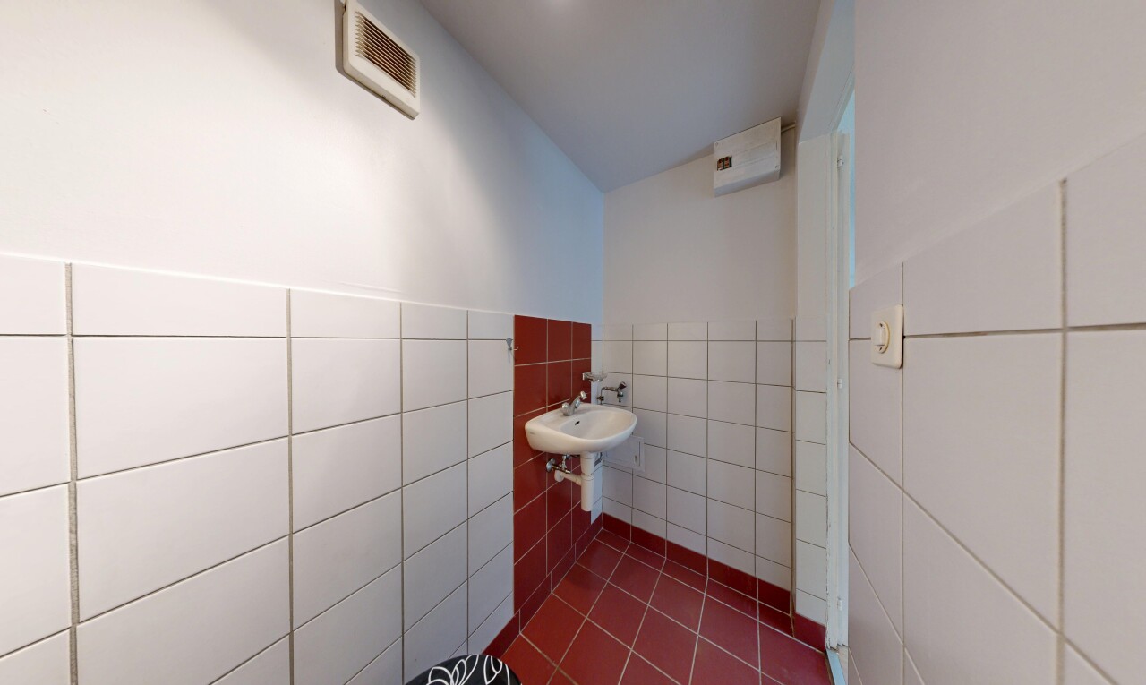 salle de bains avec inside property, drywall, cloison sèche, tile wall, et mur en carrelage