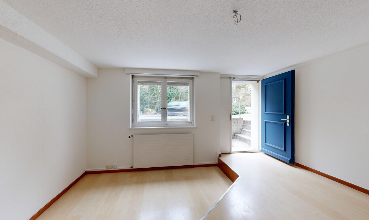 pièce vide avec radiateur, inside property, wood finish floor, sol en finition bois, et natural light