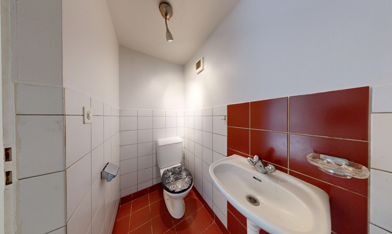 salle de bains avec toilette, évier, inside property, tile floor, et sol en carrelage
