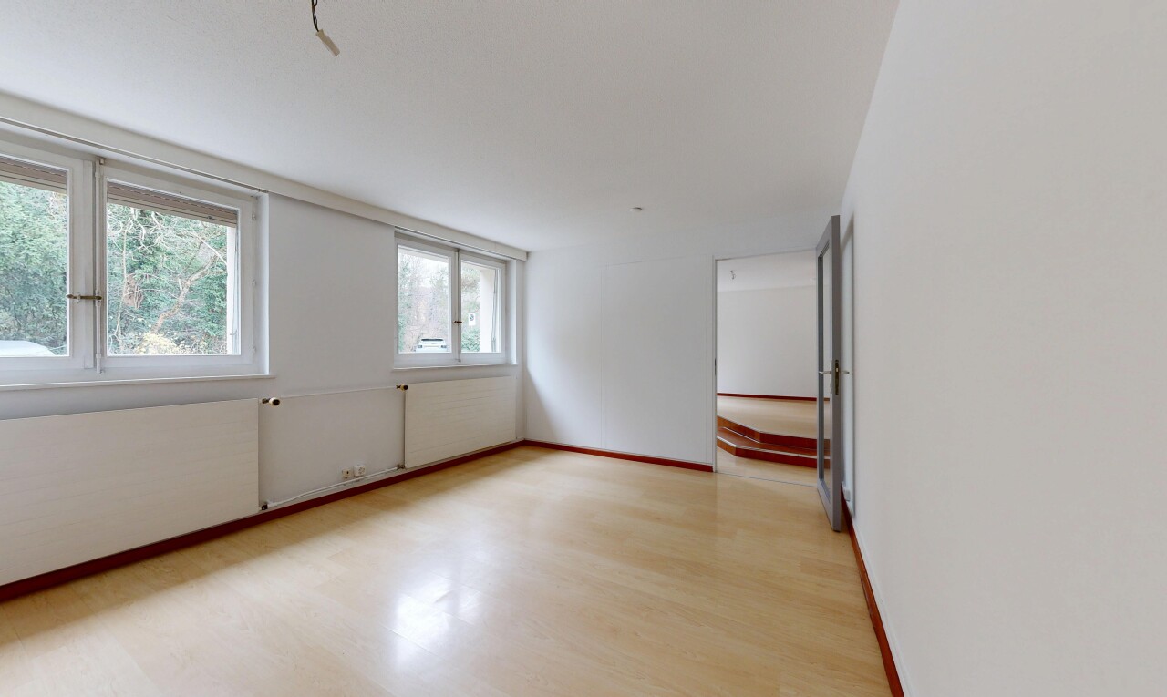 pièce vide avec drywall, cloison sèche, wood finish floor, sol en finition bois, et natural light