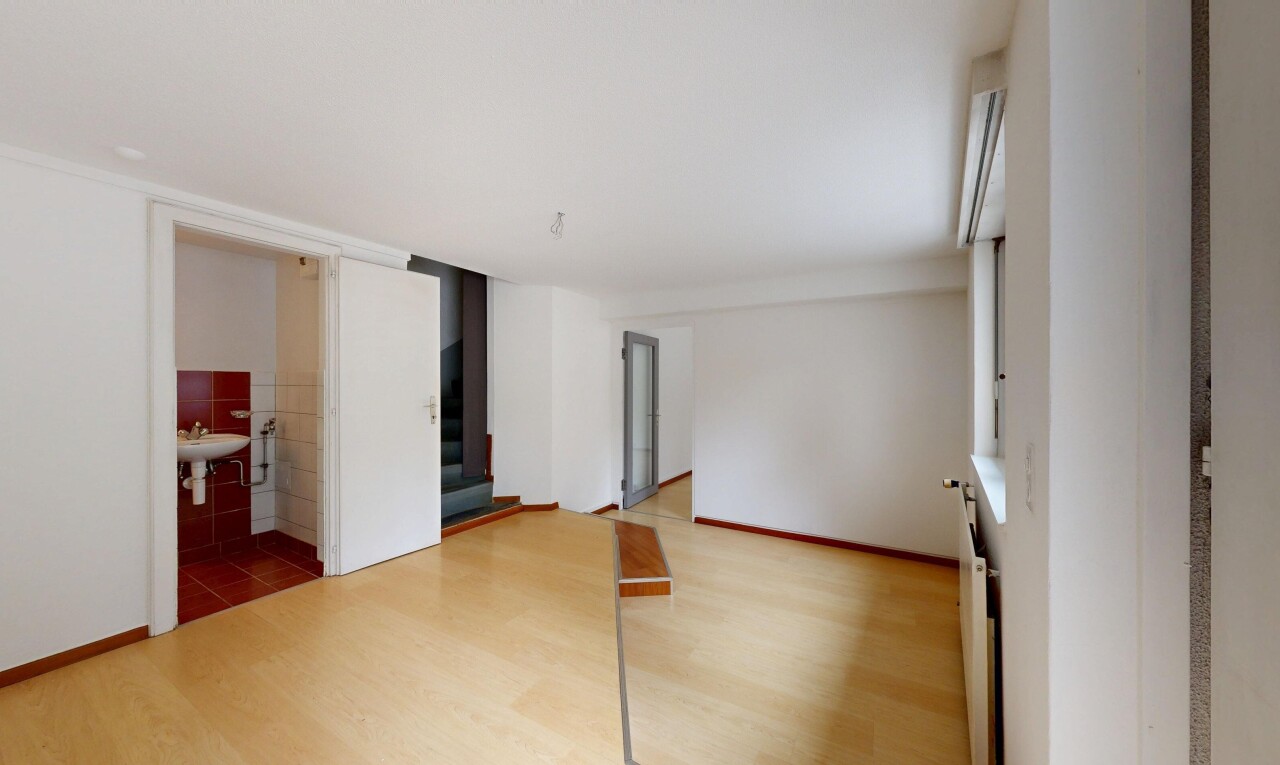 pièce vide avec wood finish floor, sol en finition bois, inside property, drywall, et cloison sèche