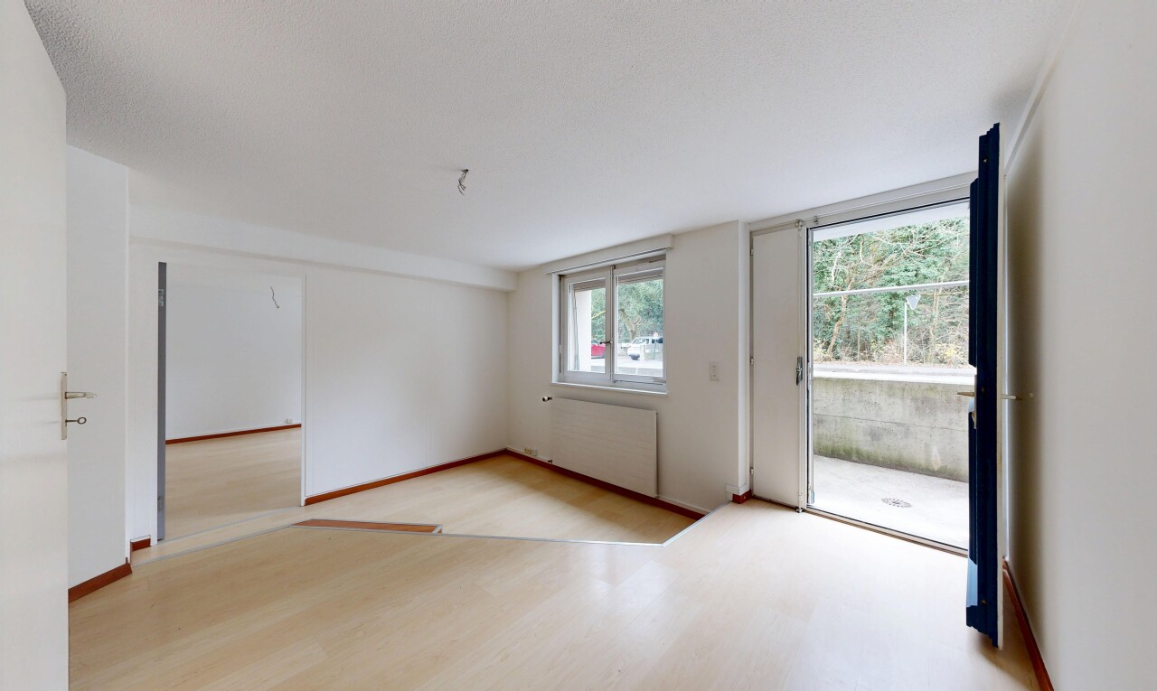 pièce vide avec natural light, lumière naturelle, inside property, drywall, et cloison sèche