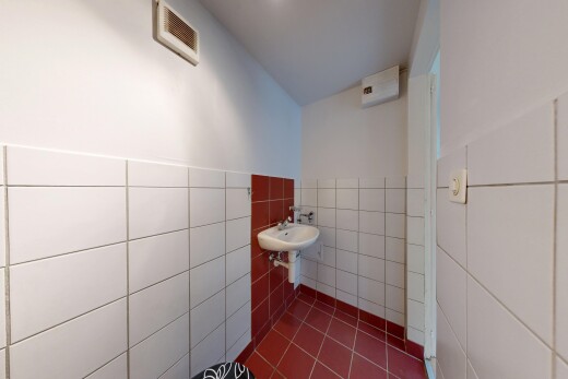 salle de bains avec inside property, drywall, cloison sèche, tile wall, et mur en carrelage