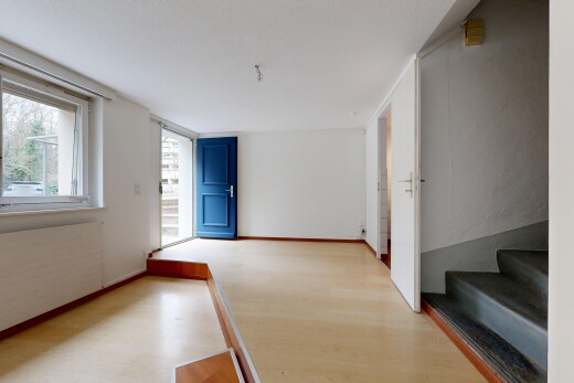 pièce vide avec wood finish floor, sol en finition bois, inside property, natural light, et lumière naturelle
