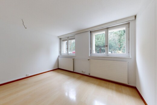 pièce vide avec inside property, radiateur, drywall, cloison sèche, et wood finish floor