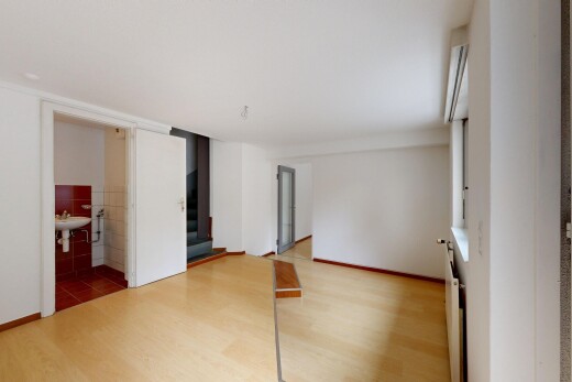 pièce vide avec wood finish floor, sol en finition bois, inside property, drywall, et cloison sèche