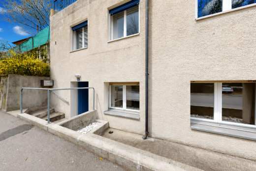 façade avec bardage en stuc, property visible, et day time