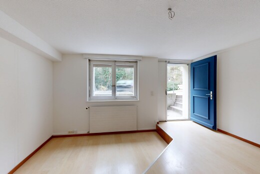 pièce vide avec radiateur, inside property, wood finish floor, sol en finition bois, et natural light