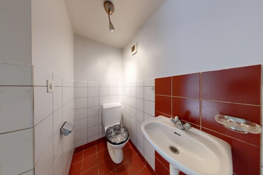 salle de bains avec toilette, évier, inside property, tile floor, et sol en carrelage