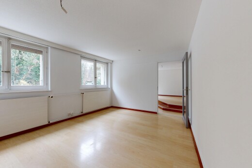 pièce vide avec drywall, cloison sèche, wood finish floor, sol en finition bois, et natural light