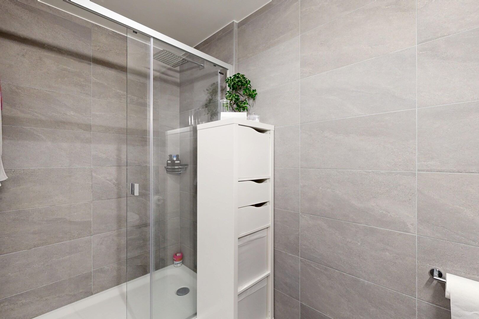 full bathroom featuring a stall shower